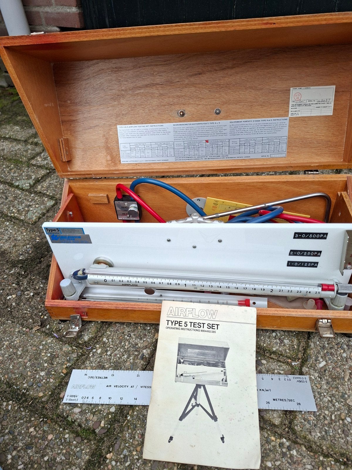 oude manometer luchtdrukmeter in houten kistje, Ophalen