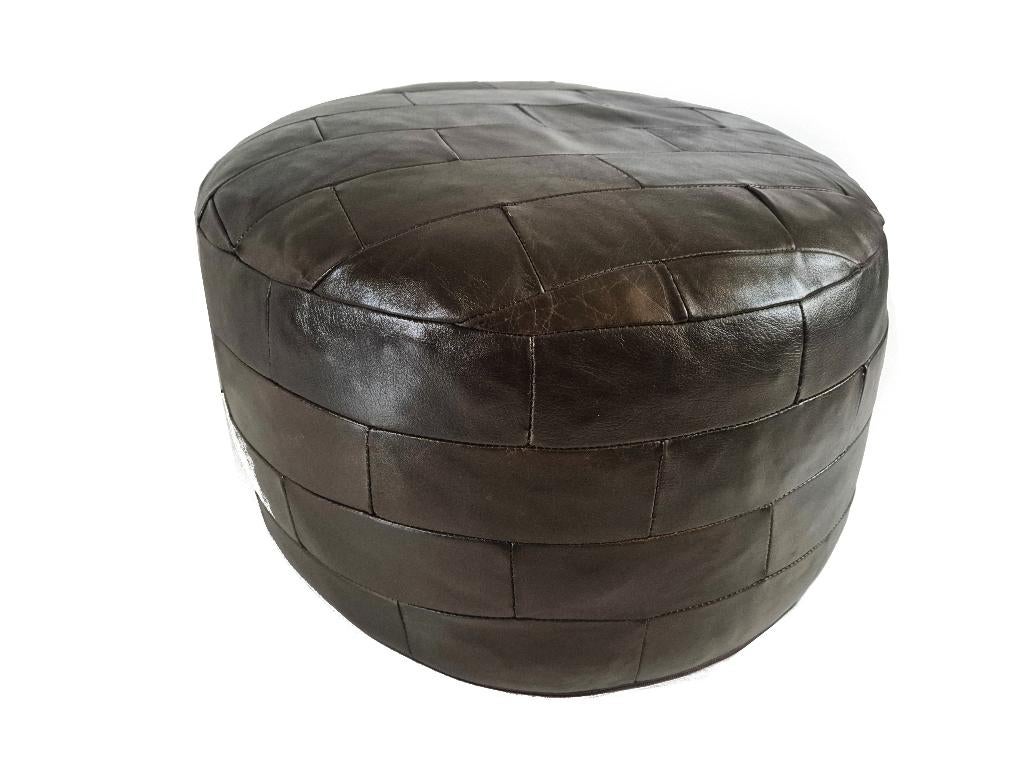 Prachtige vintage lederen patchwork design poef voetenbank, Gebruikt, Leer, Ophalen of Verzenden, 50 tot 75 cm