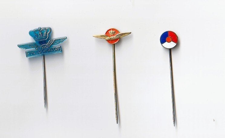 3 verschillende luchtmacht speldjes, 1 emaille, Ophalen of Verzenden, Overige onderwerpen, Speldje of Pin