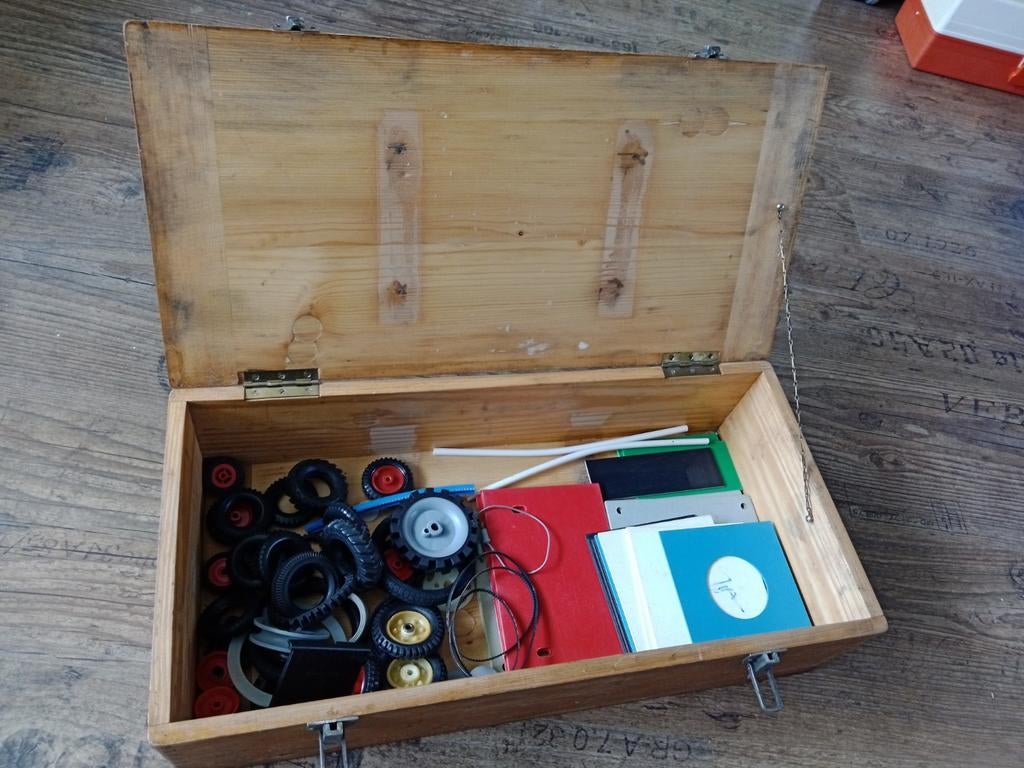 Oude solide kist met diverse wielbanden en onderdelen, Ophalen, Gebruikt, Overige thema's, Hout
