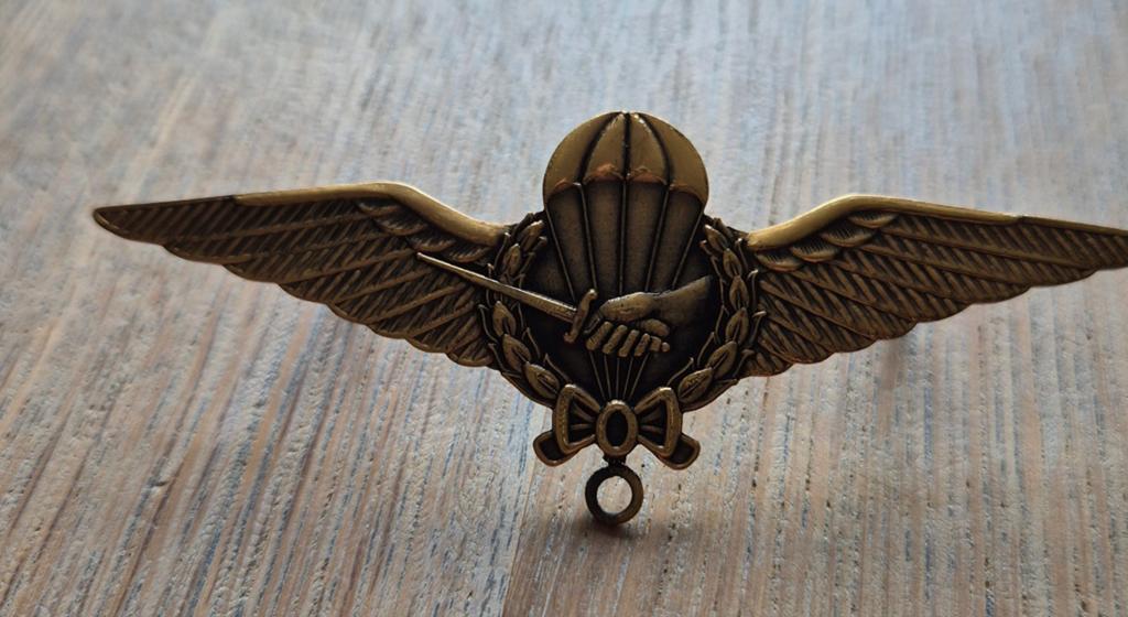 embleem is een Ned baret Wing van parachutist van het KNIL, Verzamelen, Ophalen of Verzenden, Landmacht, Nederland, Embleem of Badge