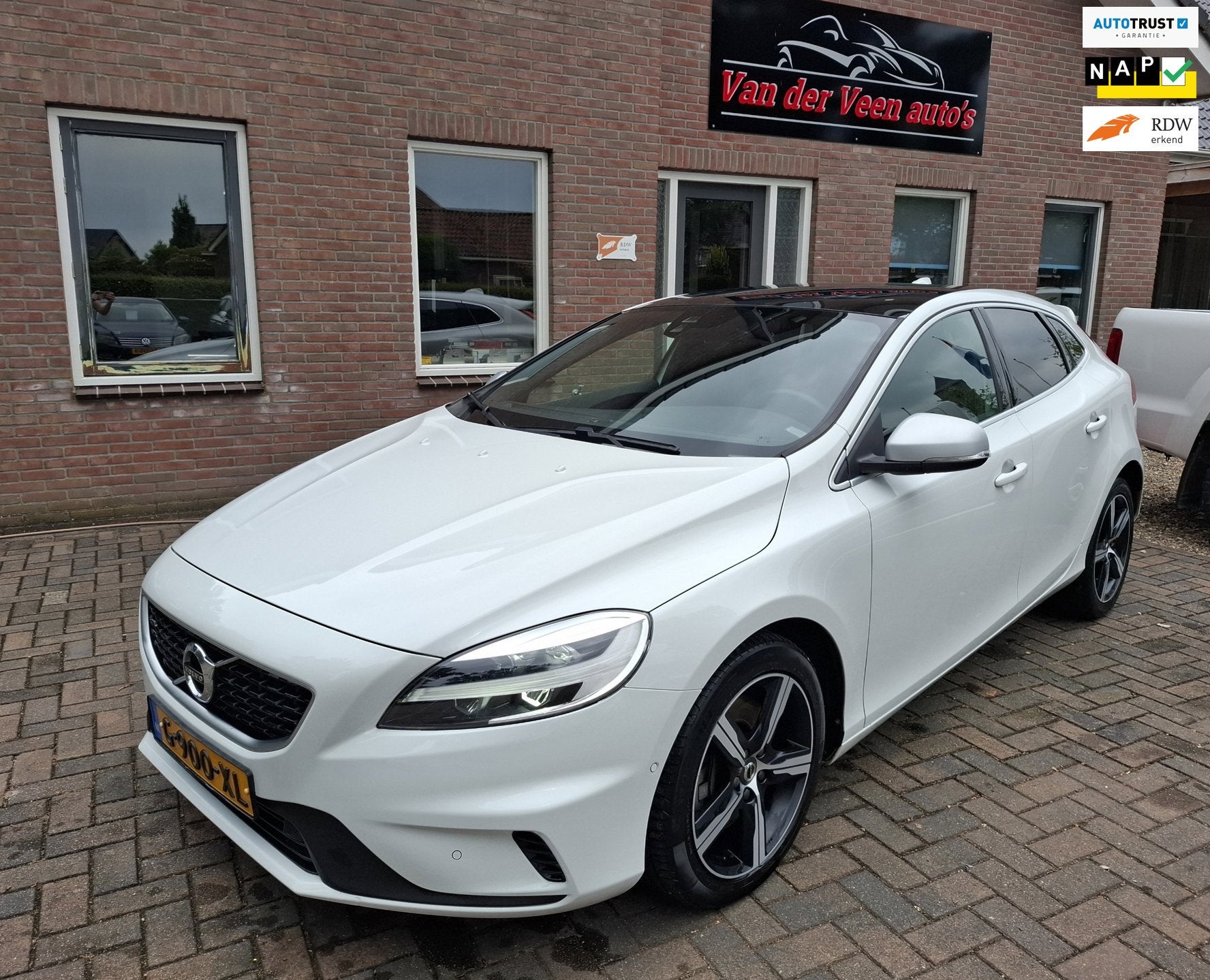 Volvo V40 1.5 T3 Polar+ Sport R-Design Dealer onderhouden! O, 4 cilinders, 700 kg, Wit, Origineel Nederlands
