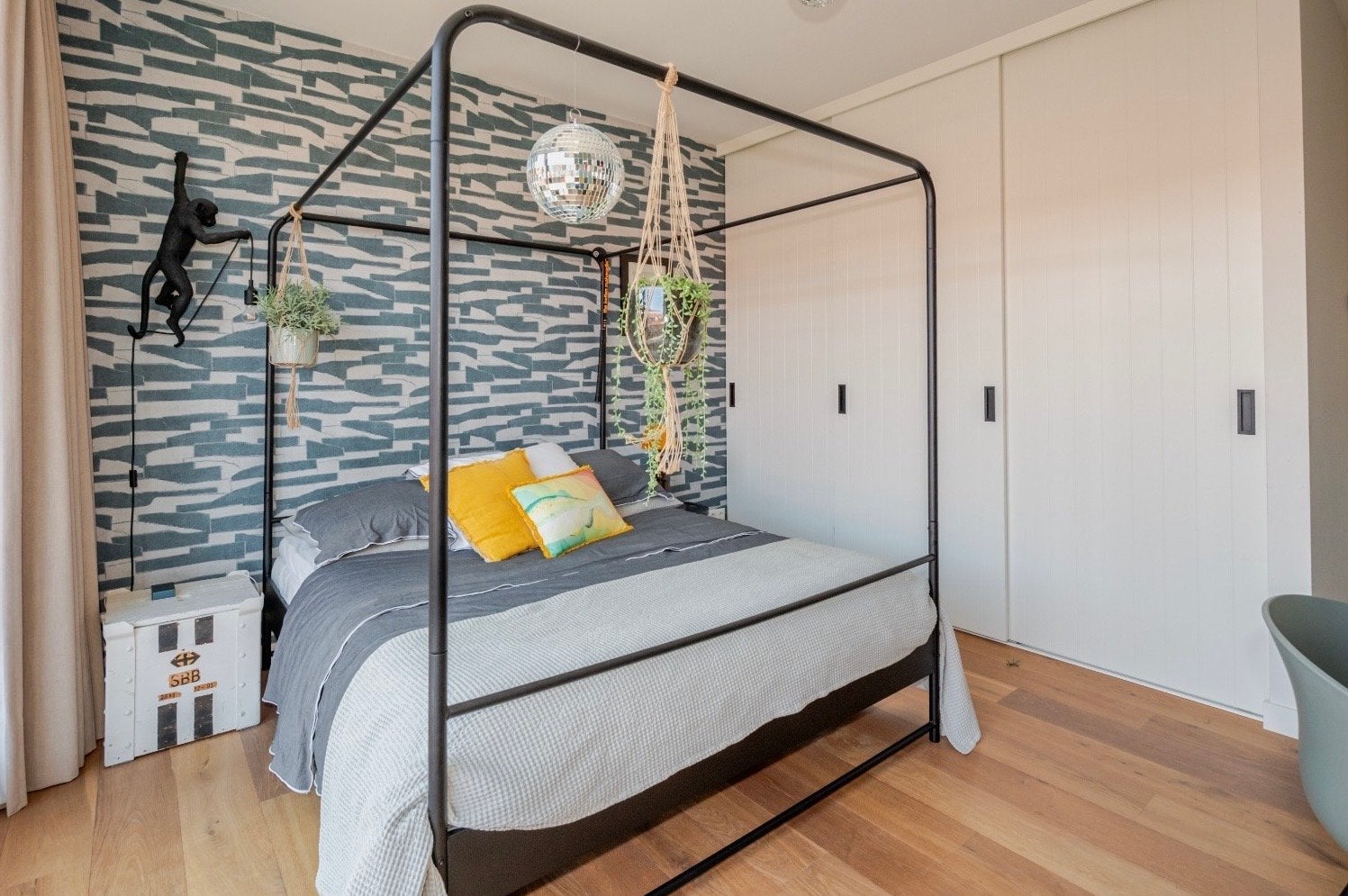 VT Wonen bed 160x200 cm met matras en topper, Zwart, Tweepersoons, Ophalen of Verzenden, Zo goed als nieuw