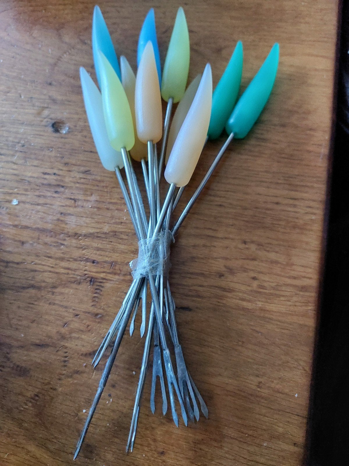 Vintage cocktailprikkers / amusevorkjes, diverse kleuren, Huis en Inrichting, Ophalen, Metaal, Meerkleurig, Overige merken