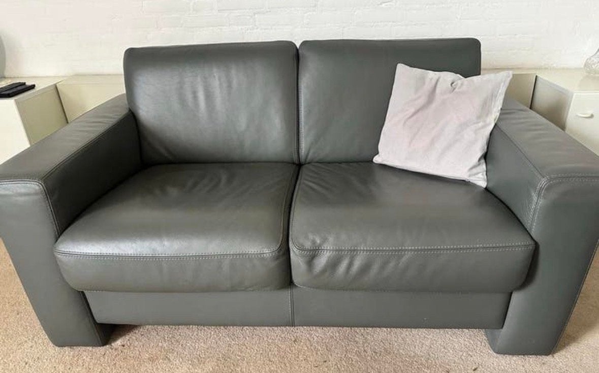 Zeer nette 2-zits bank van grijs leer, 152 cm breed, 150 tot 200 cm, Tweepersoons, Ophalen of Verzenden, Zo goed als nieuw