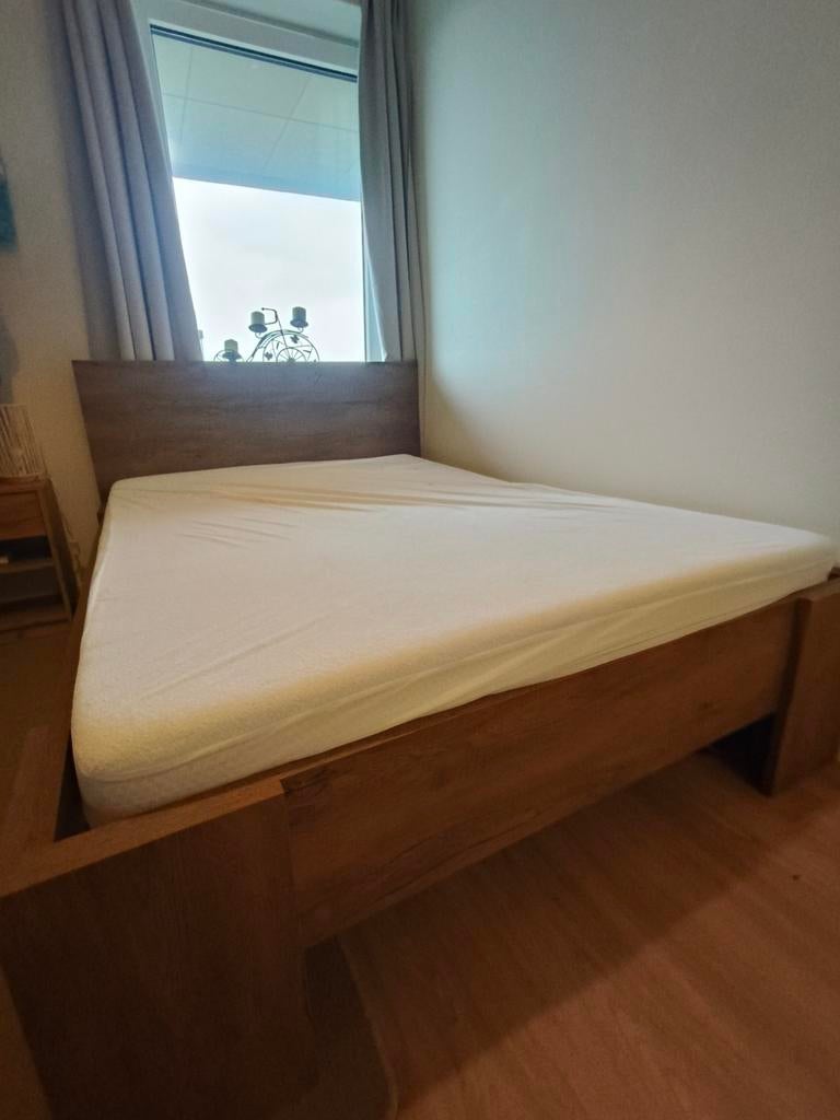 Jysk VEDDE Bedframe & IKEA Matras | 140x200 | Gedemonteerd, Huis en Inrichting, Slaapkamer | Bedden, Ophalen, Bruin, Tweepersoons