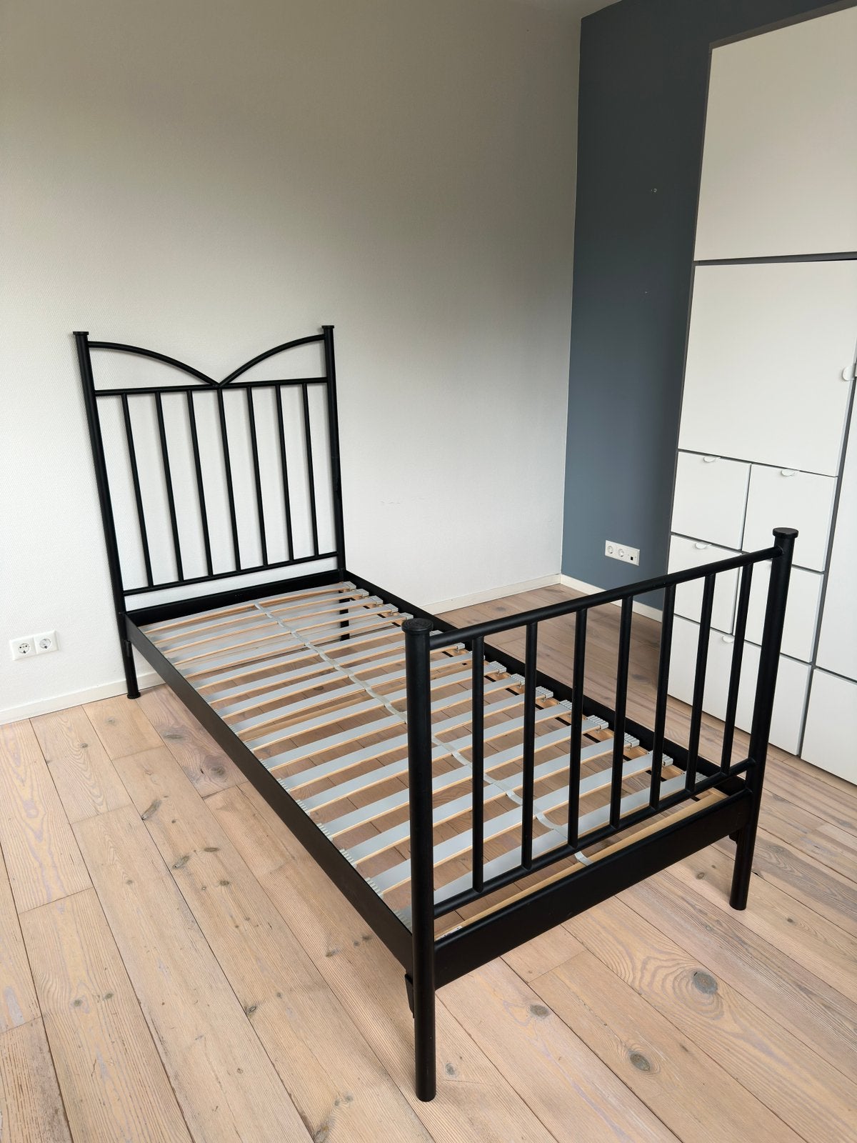 Ikea eenpersoonsbed 90x200 cm, zwarte metalen frame, Huis en Inrichting, Slaapkamer | Bedden, Ophalen, Gebruikt, 90 cm, Eenpersoons