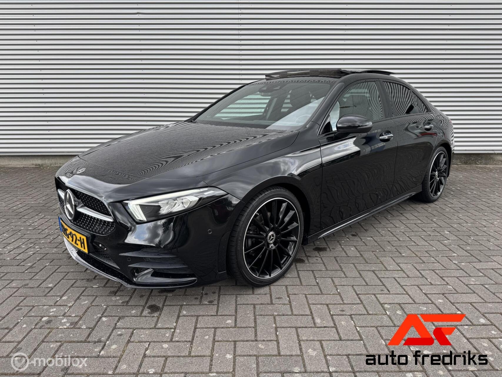 Mercedes A-klasse 200 AMG Premium Plus | Pano | Burmester |, Gebruikt, 4 cilinders, 1290 kg, Leder en Stof