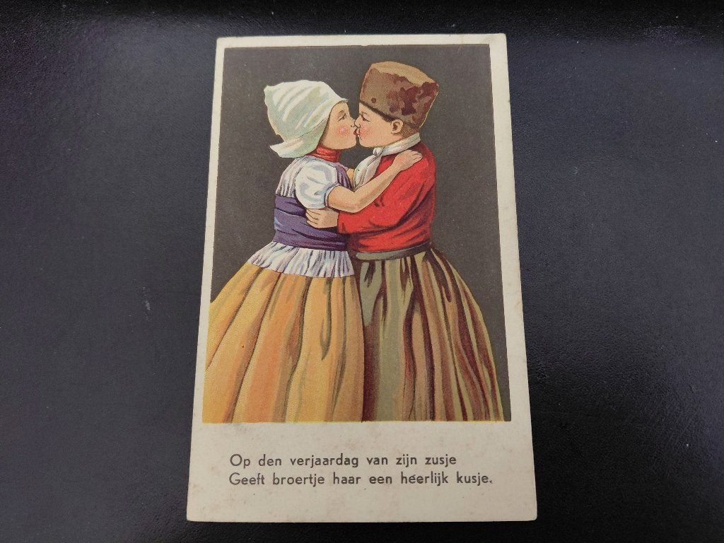 kussende kinderen in klederdracht, stempel Hippolystushoef,, Verzenden, 1920 tot 1940, Gelopen, Klederdracht