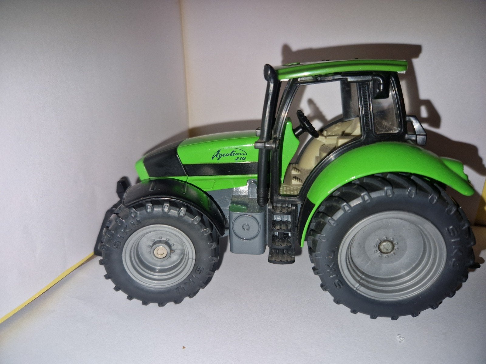 Siku Deutz-Fahr Agrotron 210 Tractor trekker model 3253 1:32, Hobby en Vrije tijd, Ophalen of Verzenden, Zo goed als nieuw, Tractor of Landbouw