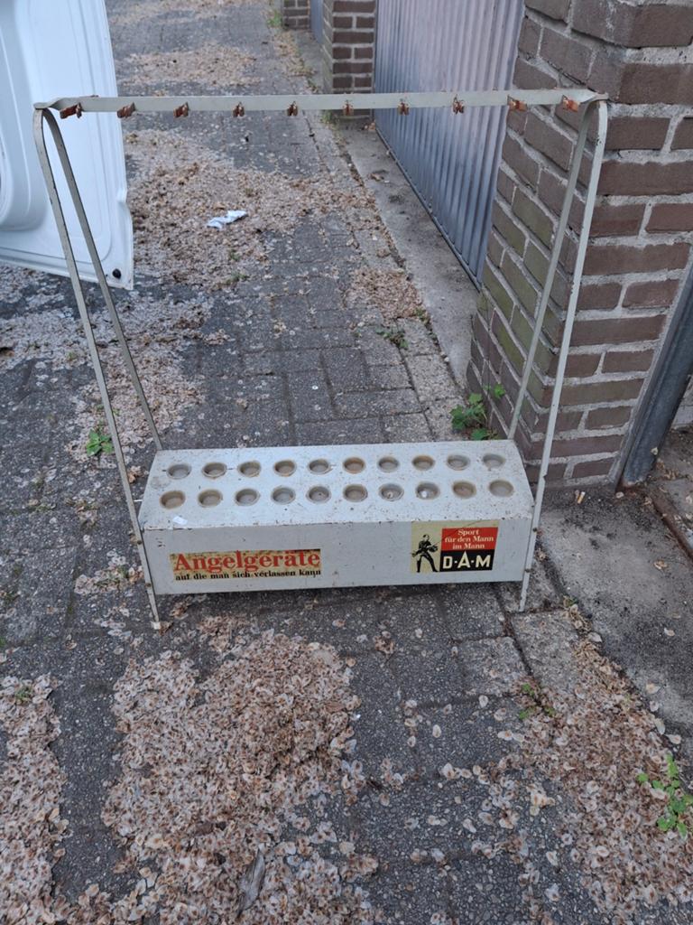 Standaard voor vis hengels en een partij visspullen., Ophalen