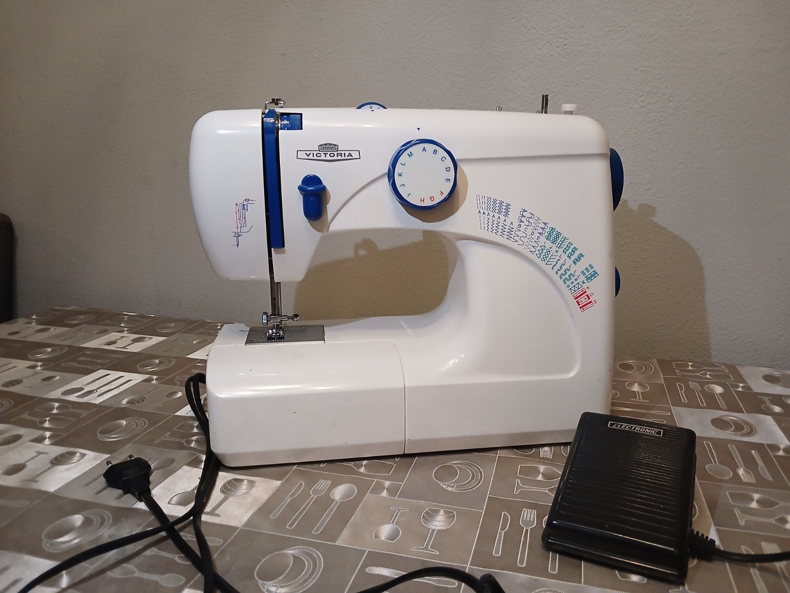 Victoria 270E naaimachine, Ophalen, Zo goed als nieuw, Naaimachine, Overige merken