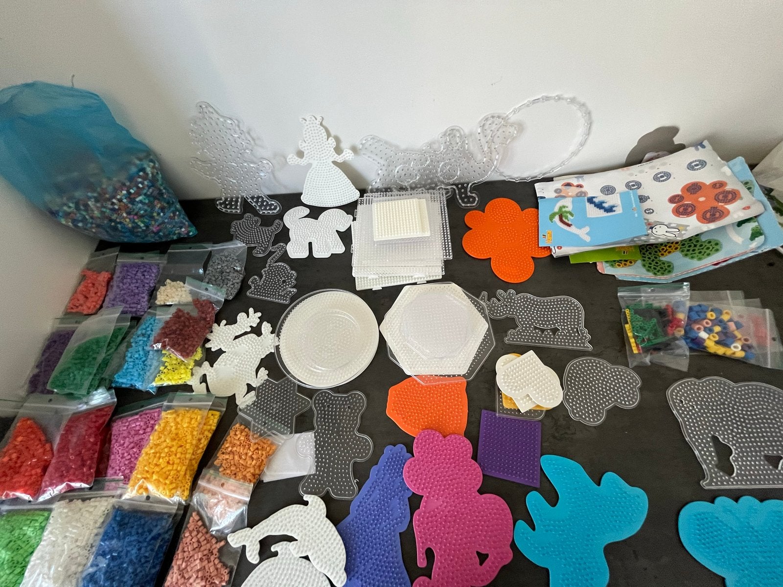 Grote set strijkkralen met diverse grondplaten en voorbeelde, Ophalen of Verzenden, Gebruikt, Knutselen