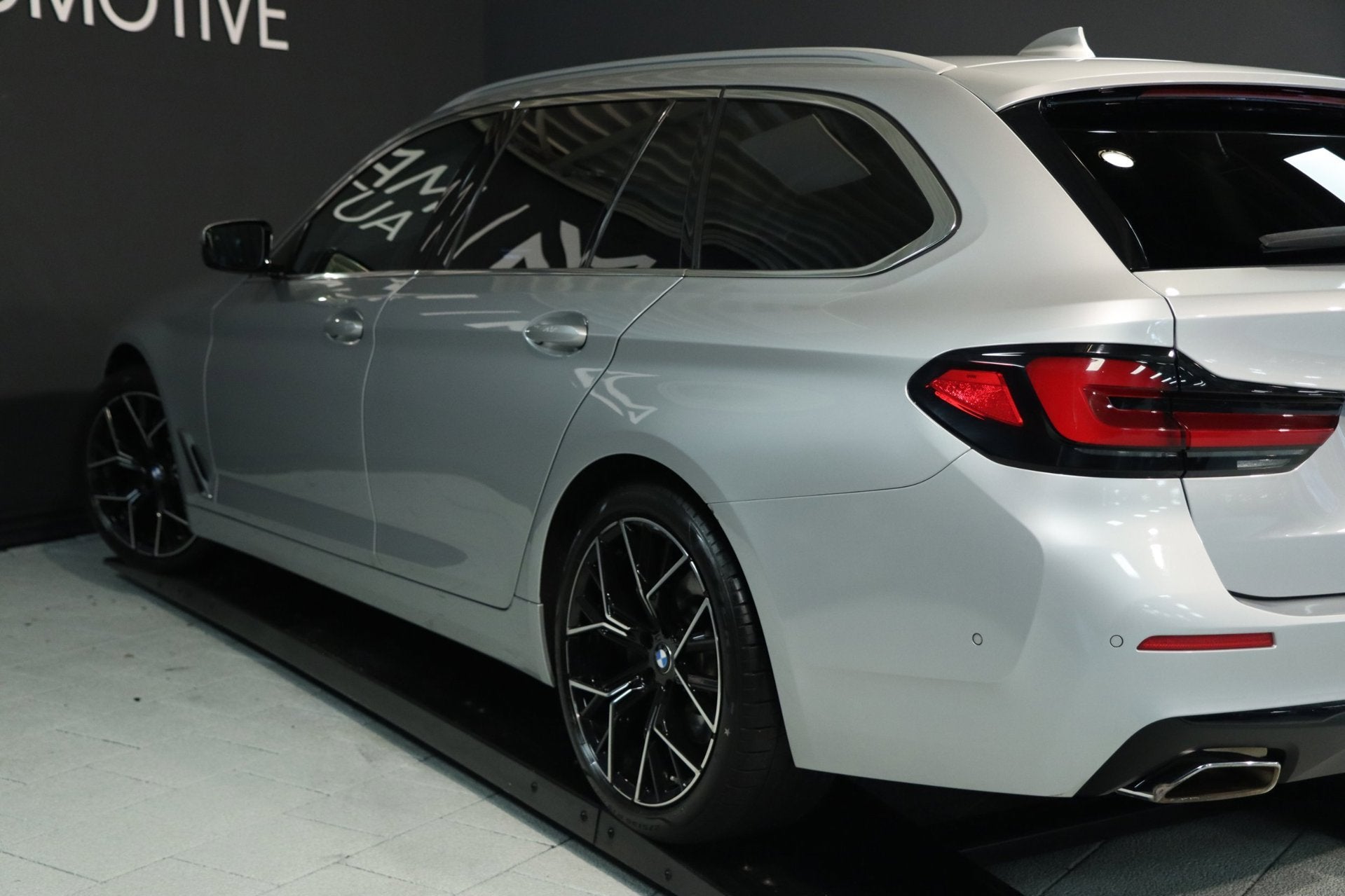 BMW 5-serie Touring 530i / CAMERA / ACC / LEDER / ELEK-TREKH, Auto's, Automaat, Gebruikt, Zwart, 4 cilinders