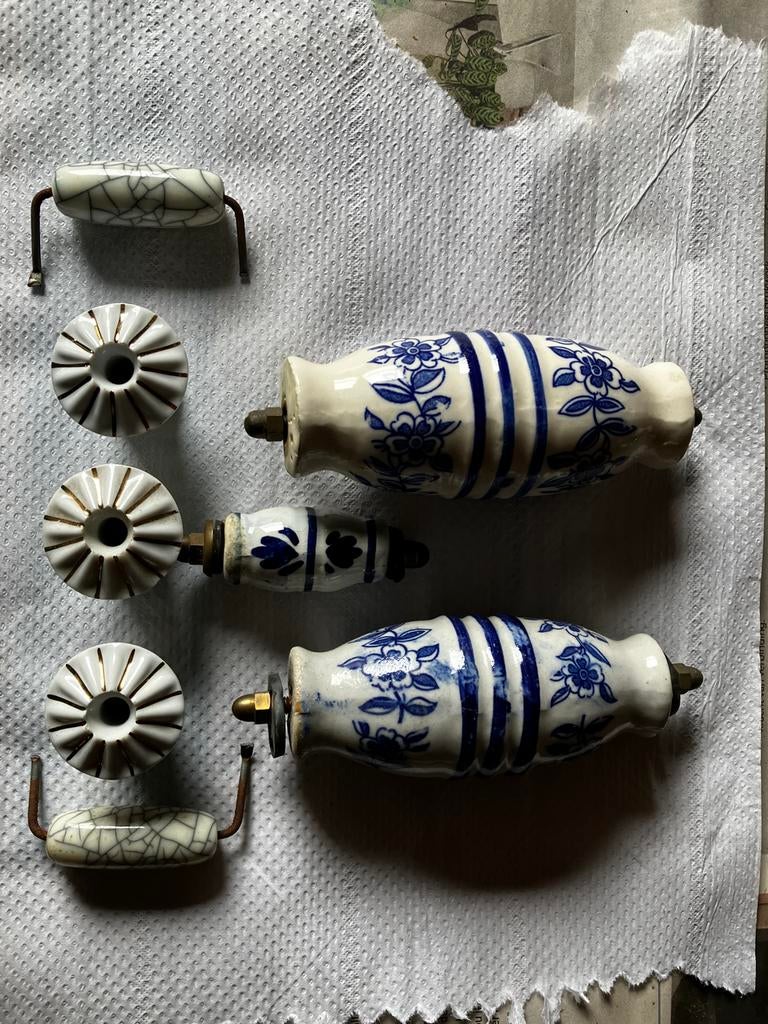 Aardewerk. Knoppen blauw wit, Ophalen of Verzenden, Gebruikt