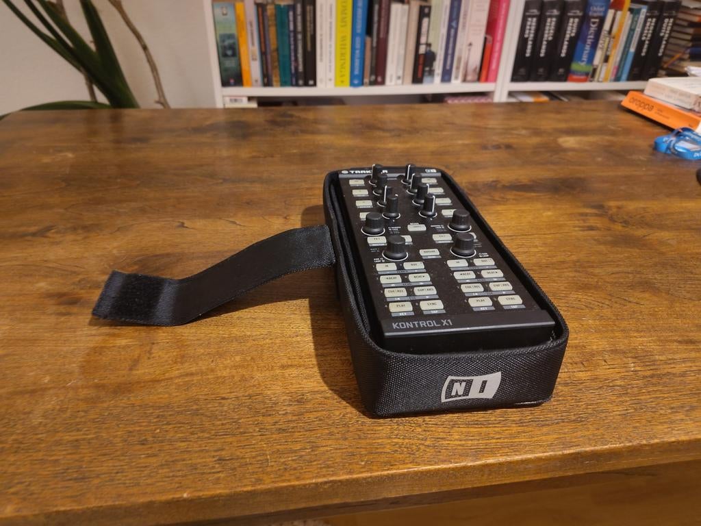 Traktor Kontrol X1 DJ-controller, Muziek en Instrumenten, Midi-apparatuur, Ophalen of Verzenden