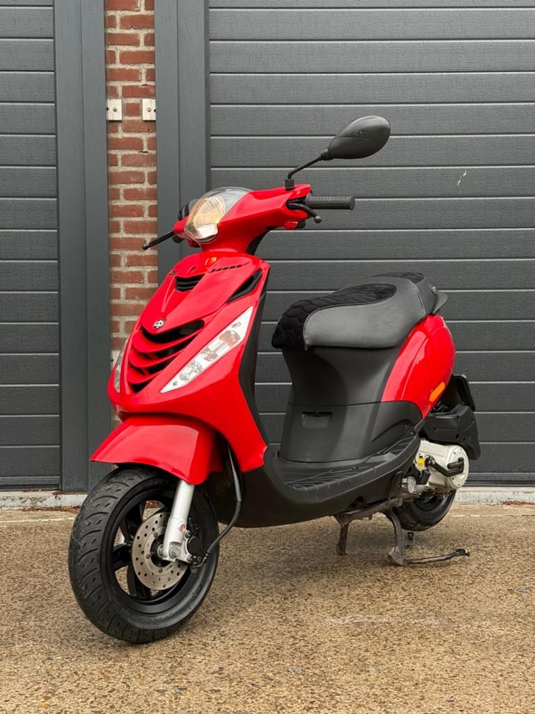 Piaggio Zip 2014 - 50CC - 4T - Carburateur - Nette staat, Fietsen en Brommers, Ophalen, Gebruikt, Zip, Benzine