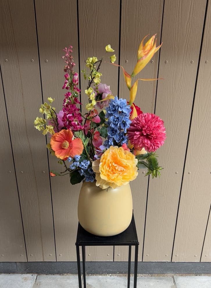 Kunst/zijde bloemen met beige vaas, Ophalen of Verzenden, Nieuw