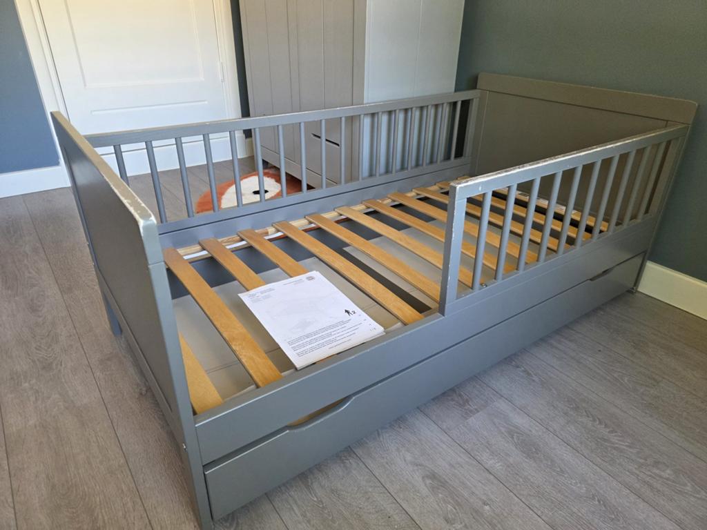 Peuterbed petite amelie grijs 70x140, Ophalen, Gebruikt, Eenpersoons, Grijs
