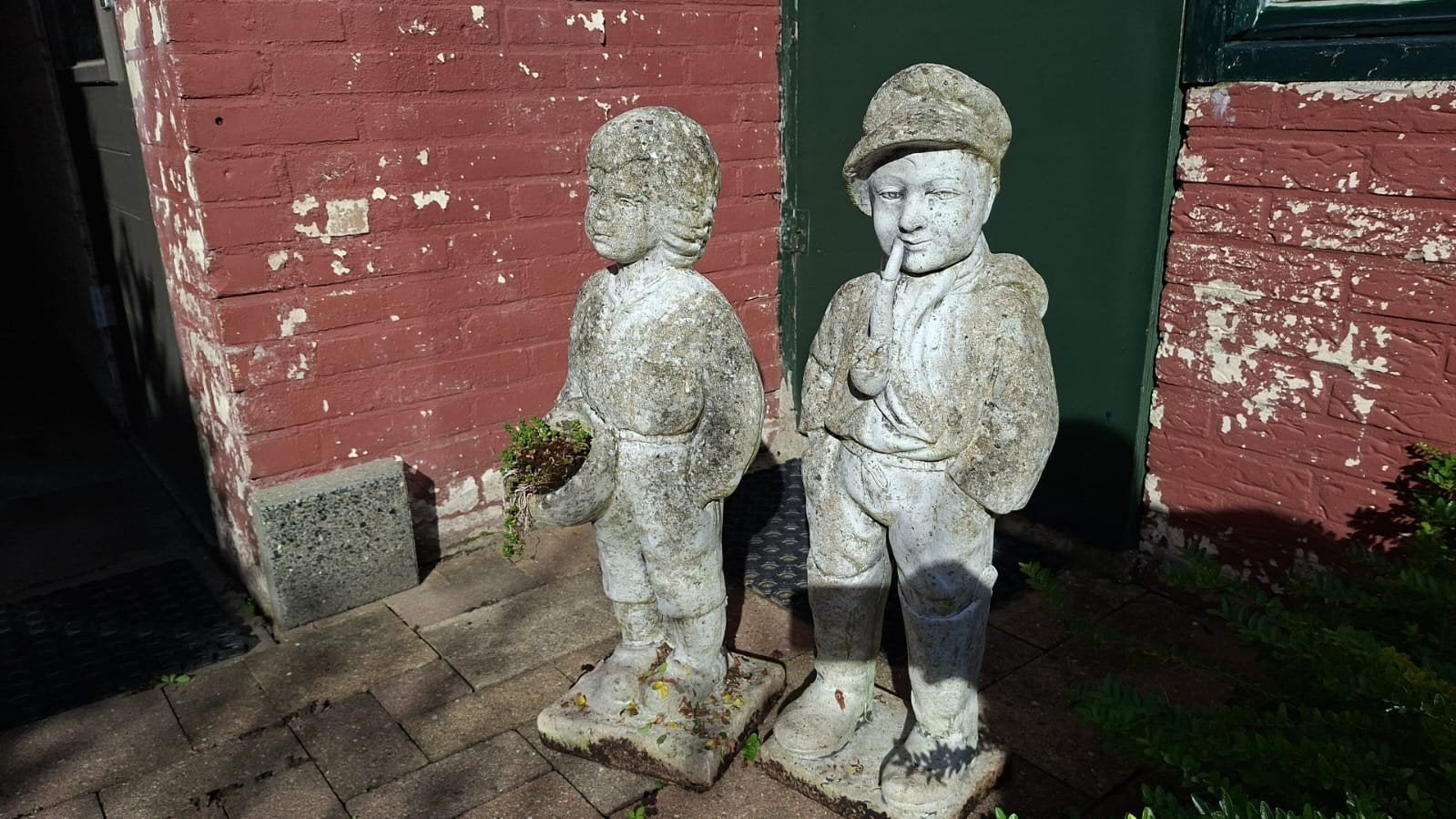 Twee stenen beelden van kinderen - 20x20x70 cm, Tuin en Terras, Ophalen