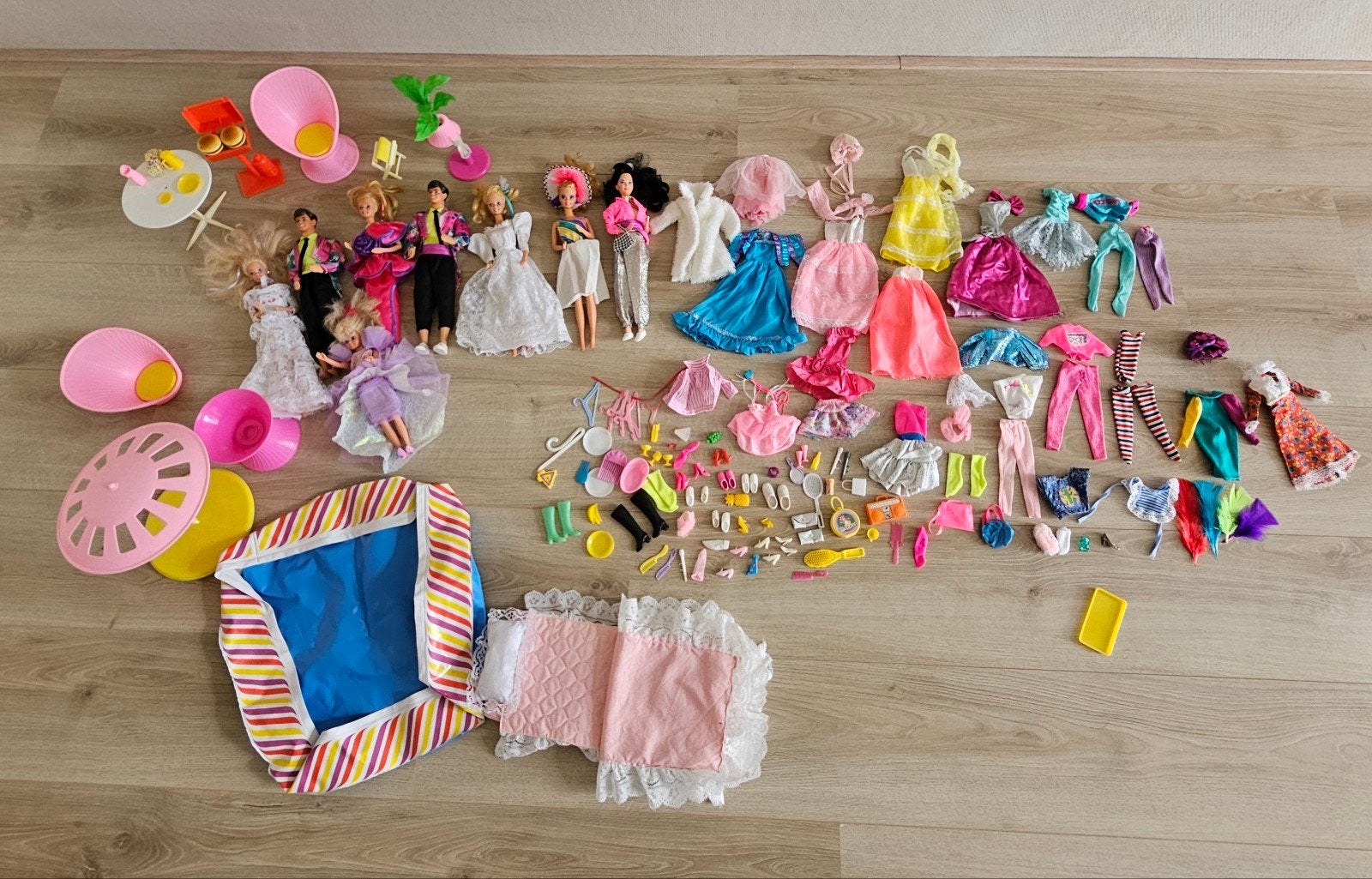 Grote Barbie set met poppen, kleding en meubels, Kinderen en Baby's, Speelgoed | Poppen, Ophalen of Verzenden, Gebruikt, Barbie