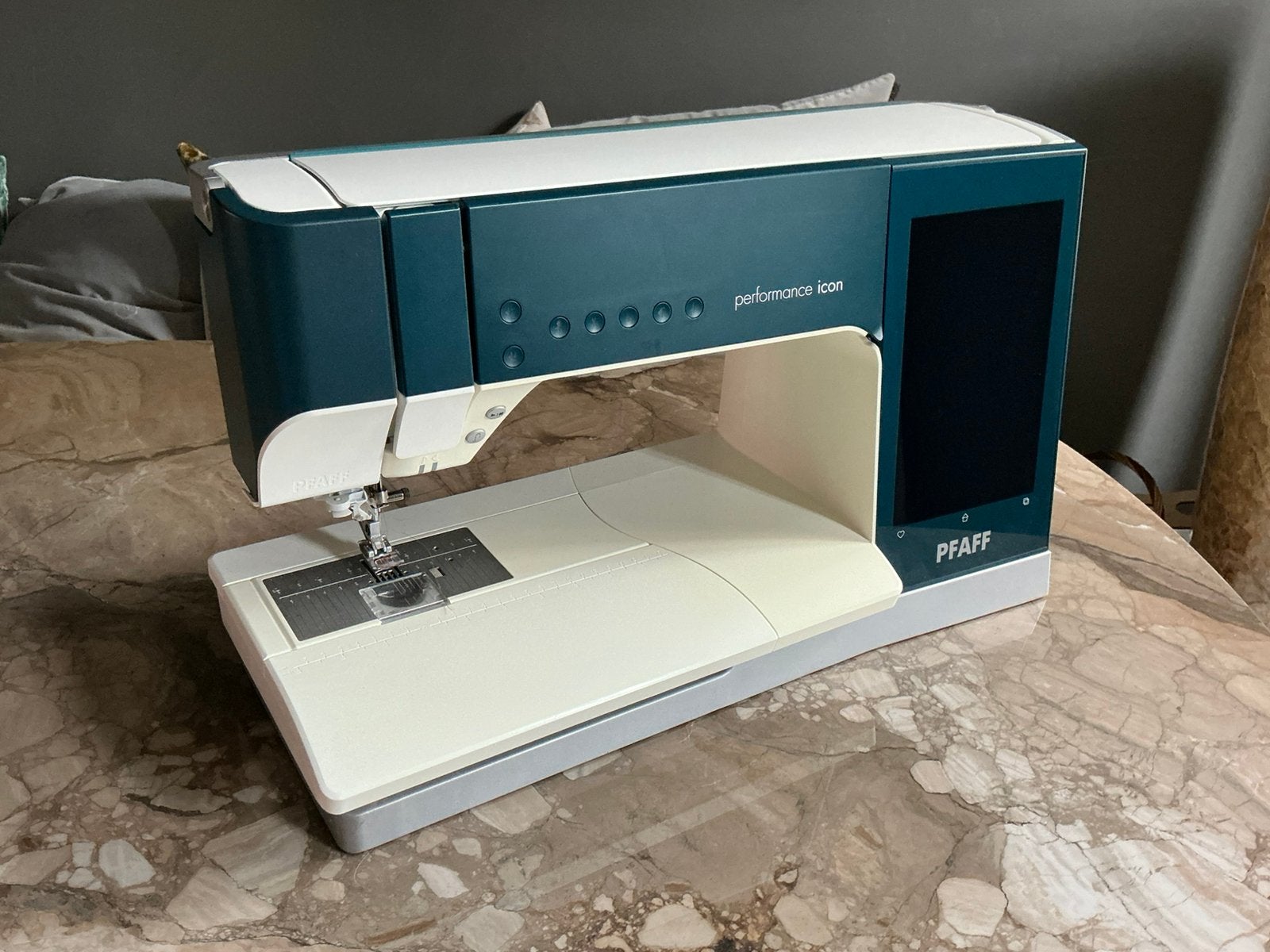 Pfaff Performance Icon, Ophalen, Zo goed als nieuw, Naaimachine, Pfaff