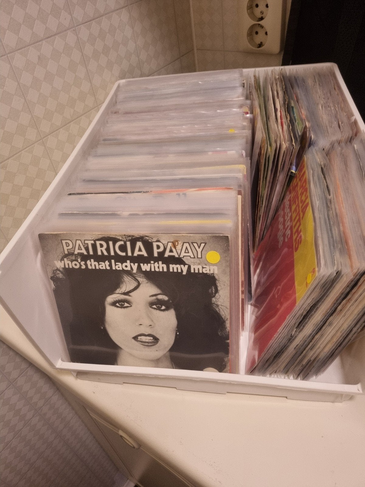 Bak met meer dan 250 Engelse singles (vinyl), Cd's en Dvd's, Ophalen, Gebruikt, 7 inch, Pop