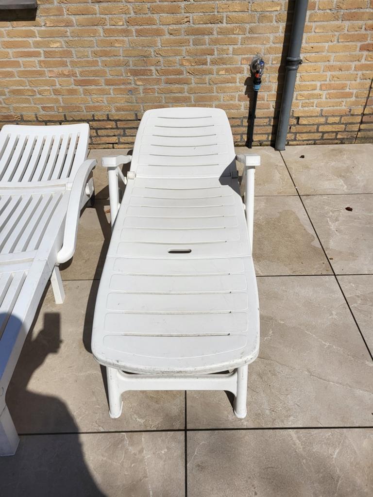 Verstelbare kunststof ligstoel met wieltjes, Tuin en Terras, Ophalen, Gebruikt, Kunststof, Verstelbaar