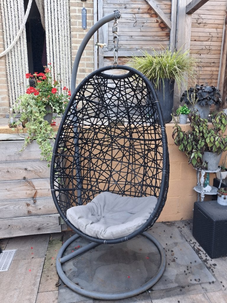 Comfortabele hangstoel met standaard en kussen