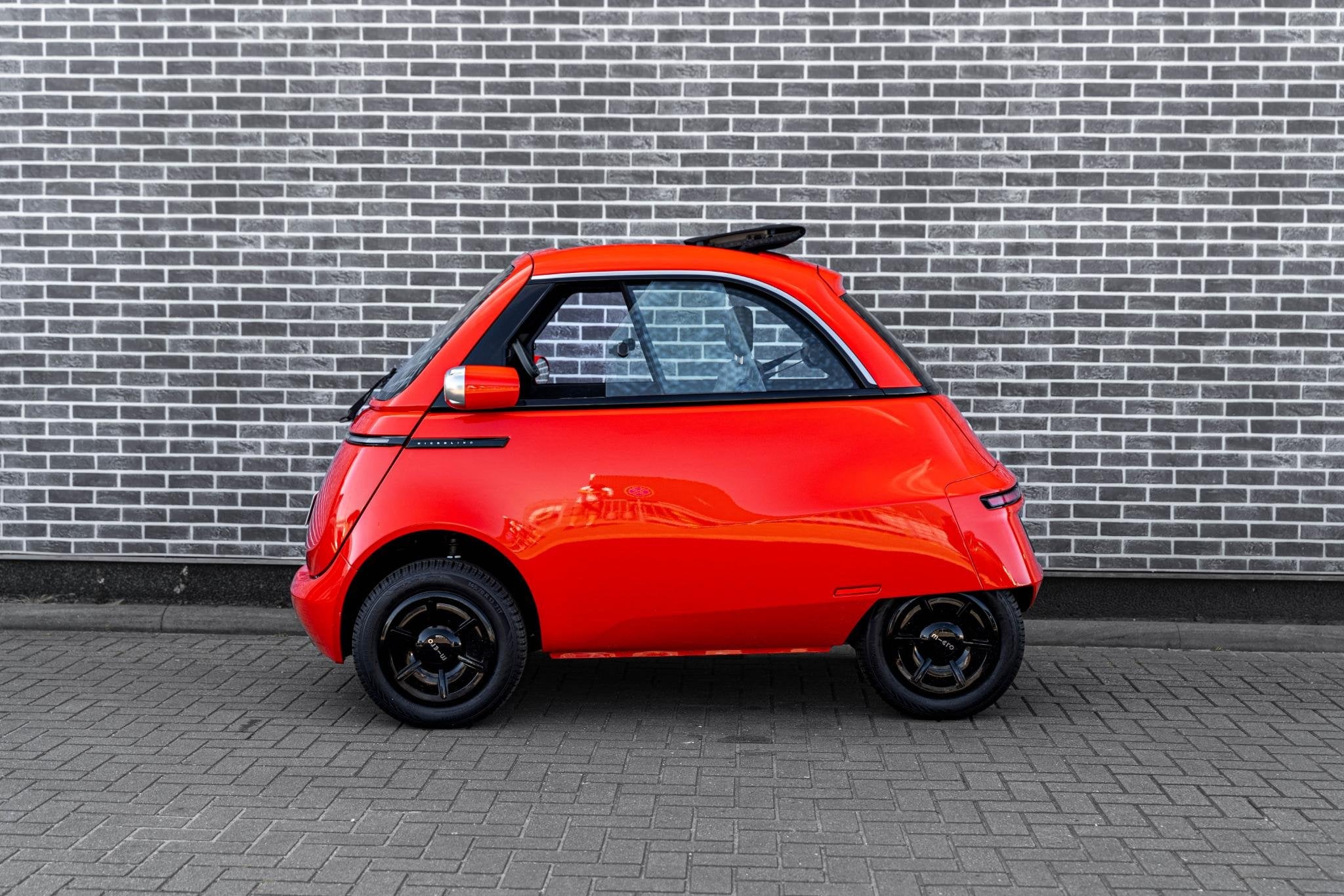 Microlino Edition 5.5 kWh | Topsnelheid 90 km/h | 90 km bere, Auto's, Overige Auto's, Gebruikt, Zwart, 335 kg, 2 stoelen