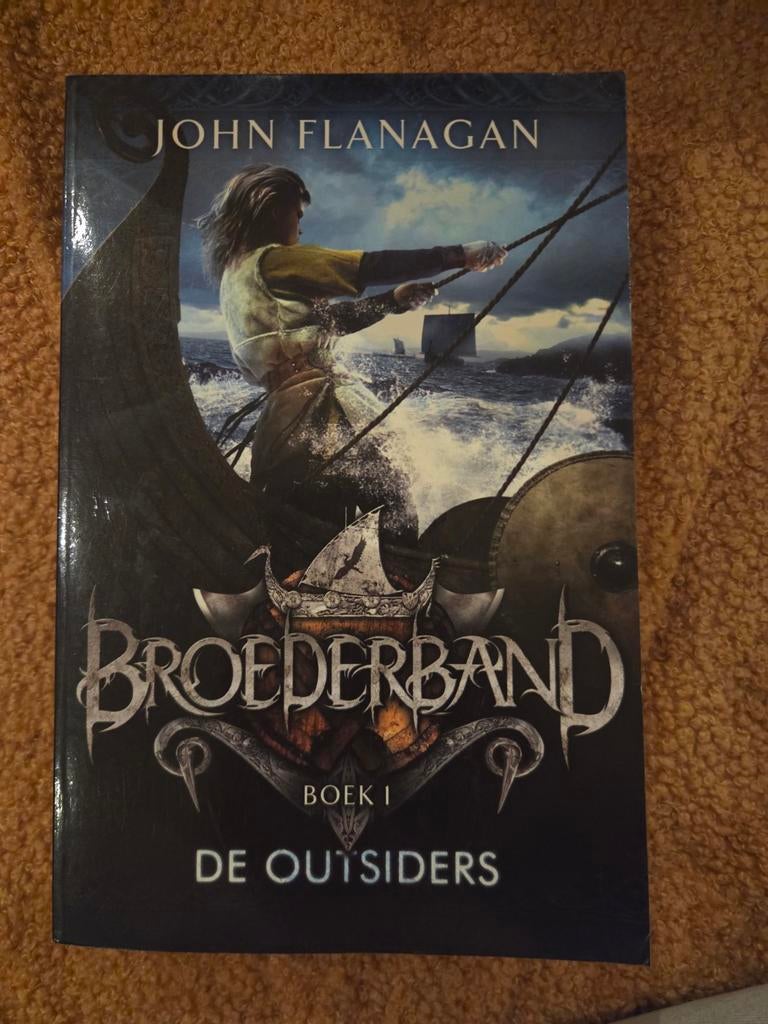 Broederband Boek 1: De Outsiders - John Flanagan, Boeken, Avontuur en Actie, Zo goed als nieuw, Ophalen of Verzenden