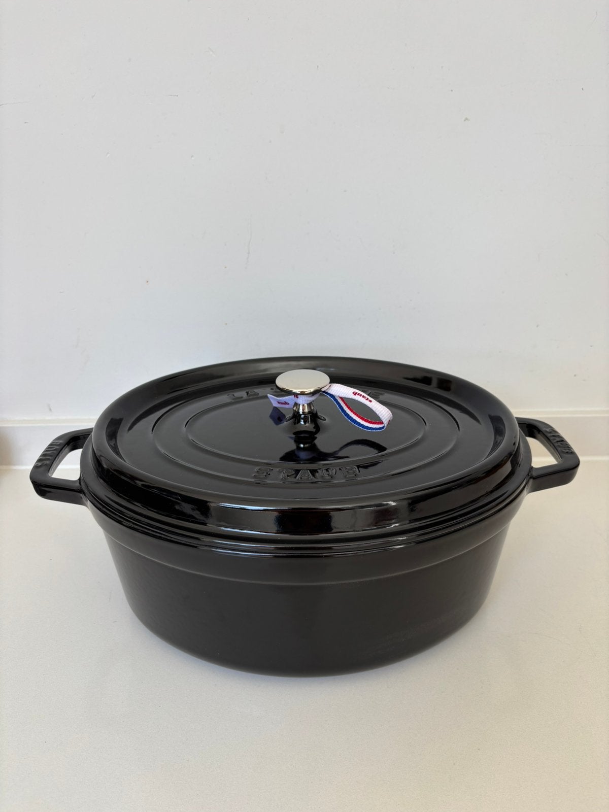 Nieuwe Staub ovale cocotte stoofpan zwart  31cm, Gietijzer, Nieuw, Ophalen of Verzenden, D