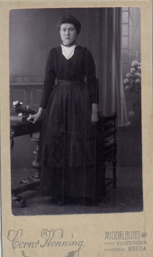 CDV - Dame in stemmige Jurk - Corn. Henning - MIddelburg, Gebruikt, Foto, Klederdracht, Ophalen of Verzenden