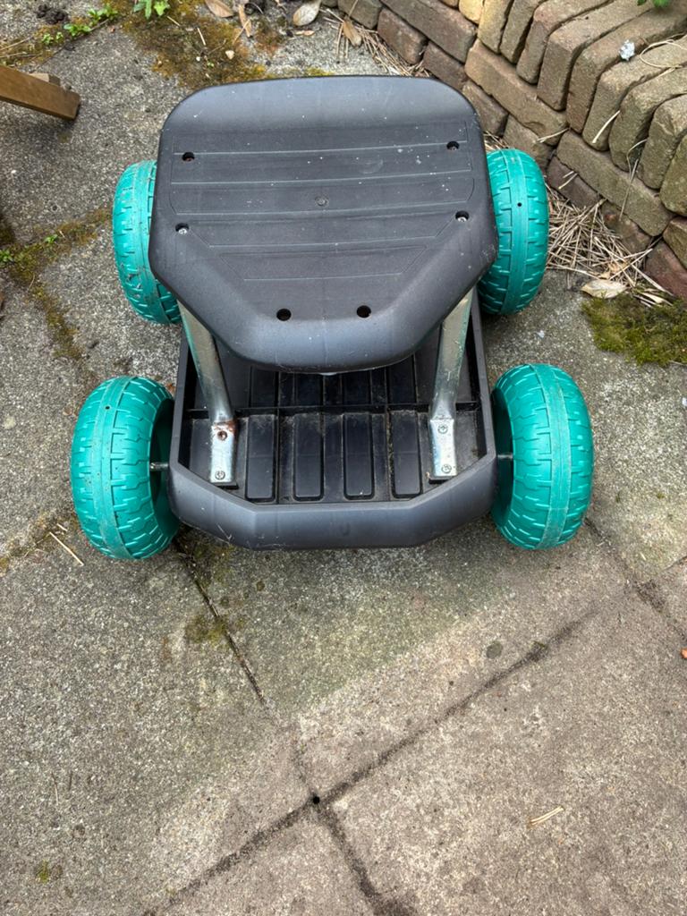 Bankje op wielen voor klussen in tuin, Ophalen, Gebruikt