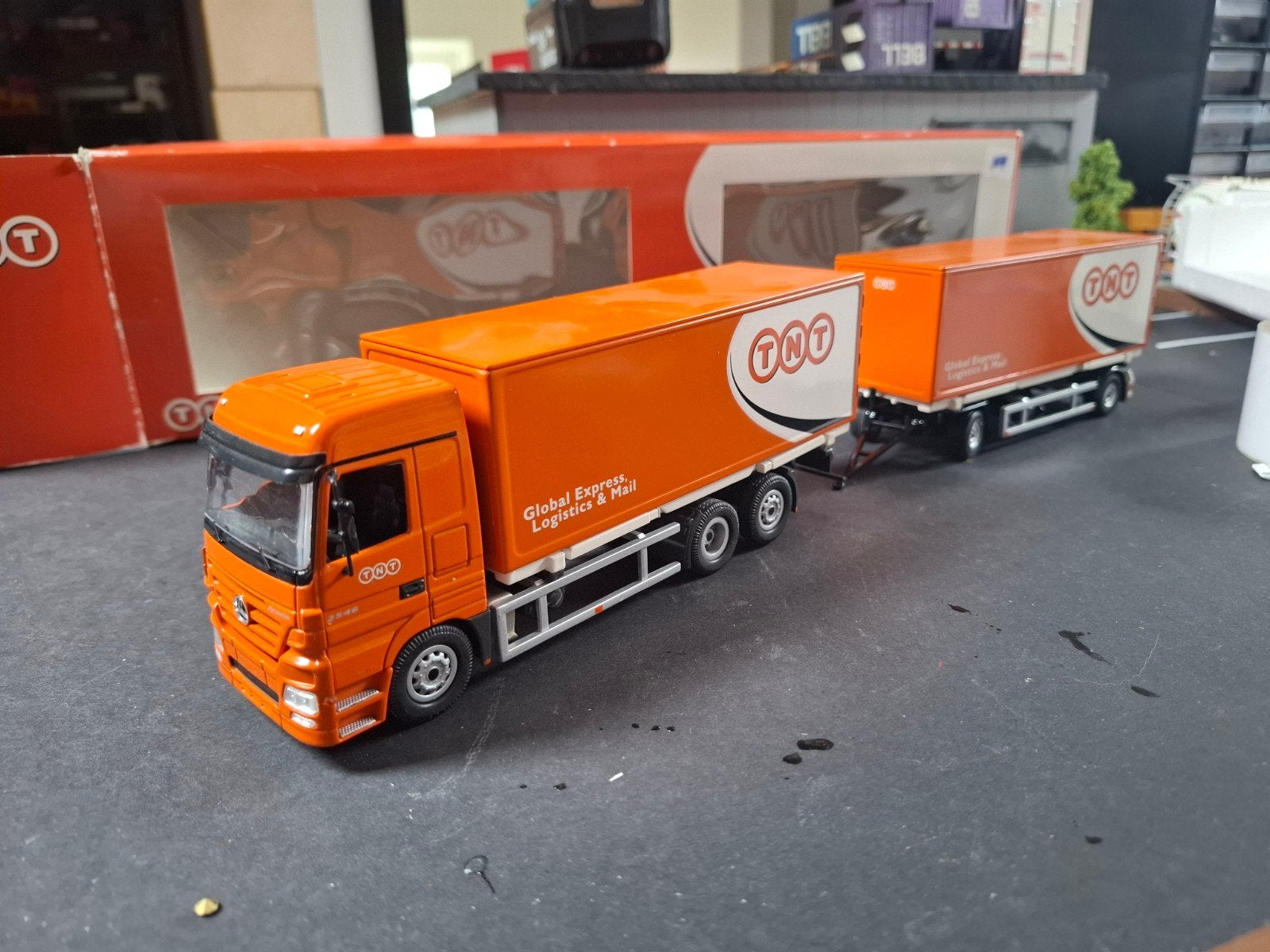 Mb actros TNT, Hobby en Vrije tijd, Modelauto's | 1:50, Ophalen of Verzenden, Nieuw, Bus of Vrachtwagen, NZG