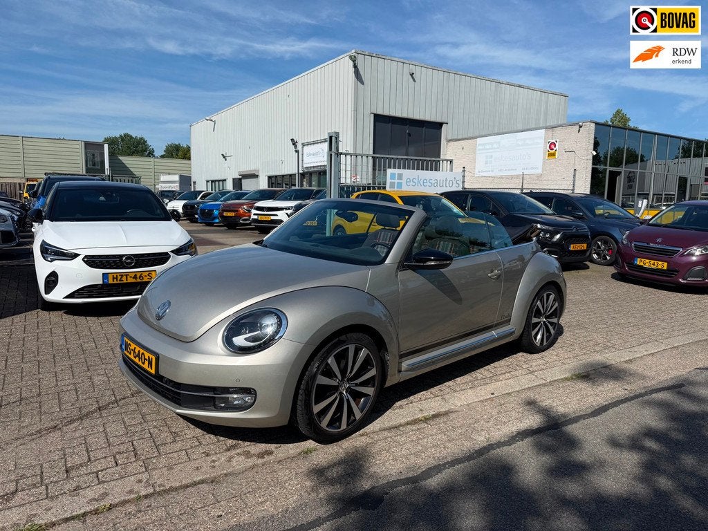 Volkswagen Beetle Cabriolet 1.4 TSI Sport BlueMotion Automaa, Auto's, Gebruikt, 4 stoelen, Beige, Grijs