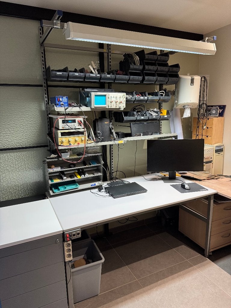 Professionele werktafel ESD veilig, Doe-het-zelf en Verbouw, Ophalen, Zo goed als nieuw, 120 tot 170 cm