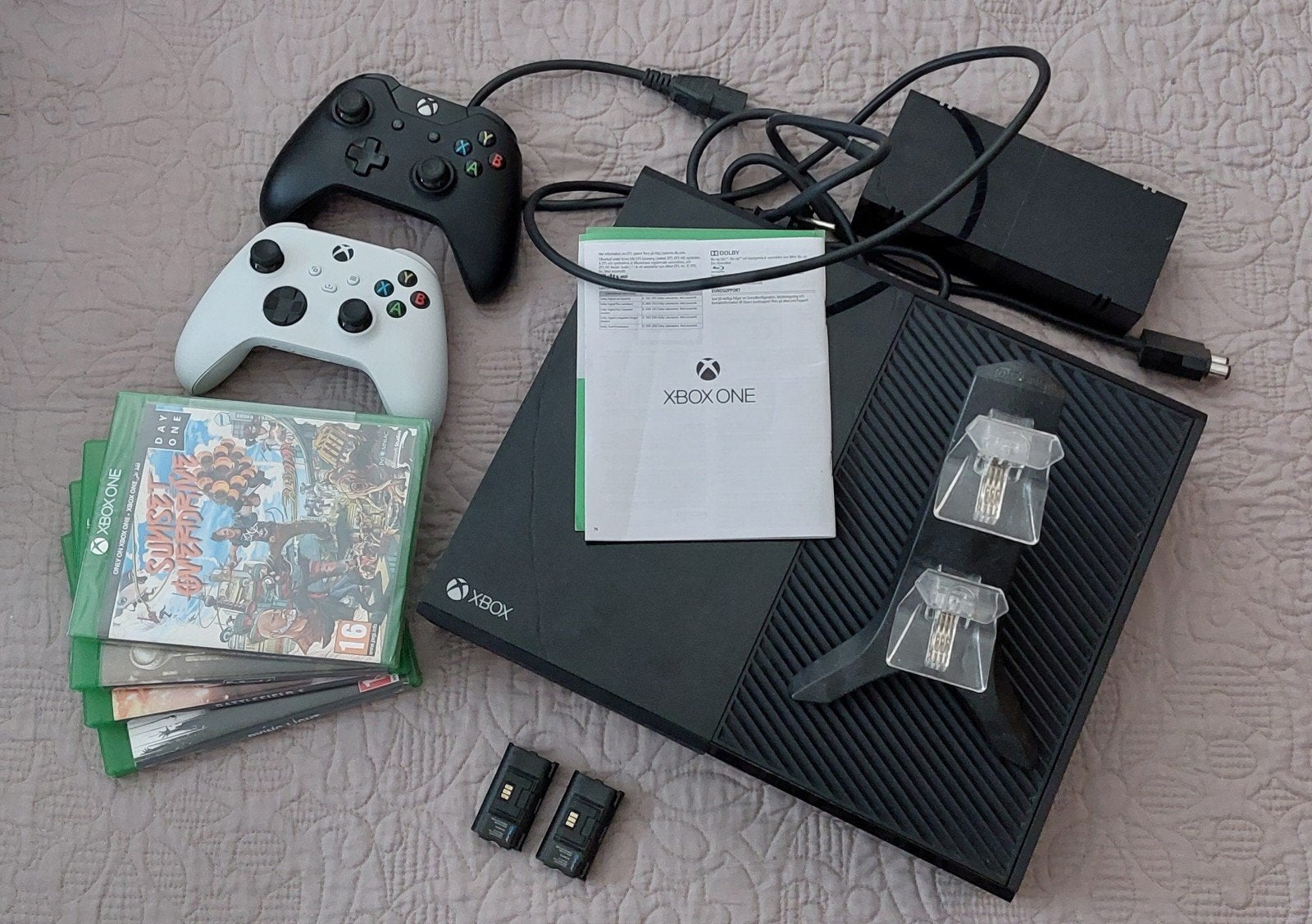 Xbox One Console met 2 controllers en 4 games, Spelcomputers en Games, Vanaf 18 jaar, Shooter, 2 spelers, Ophalen of Verzenden