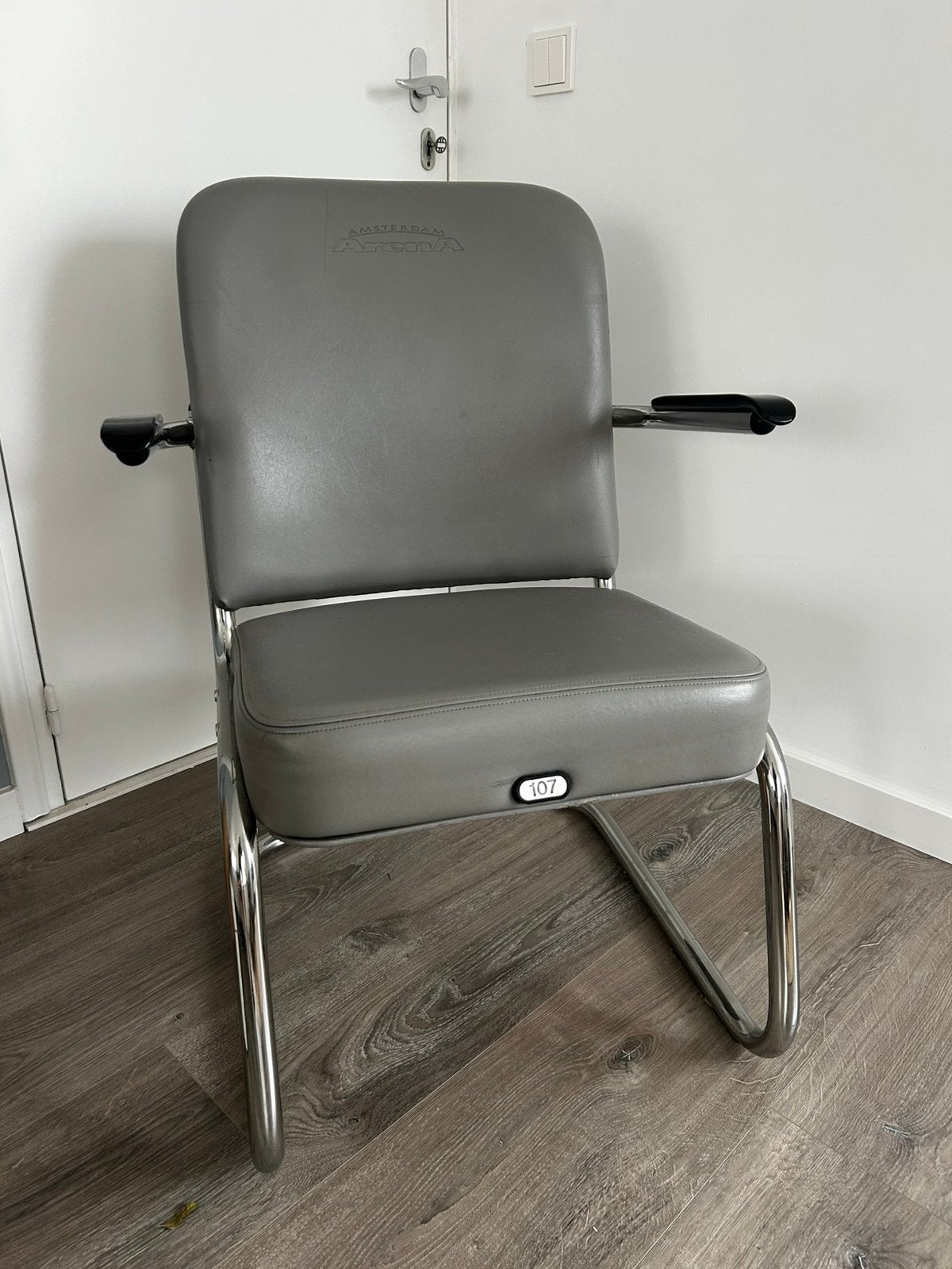 2 Ajax Amsterdam Arena stoelen (Gispen) uit de Skybox, Ophalen, Gebruikt, Twee, Leer