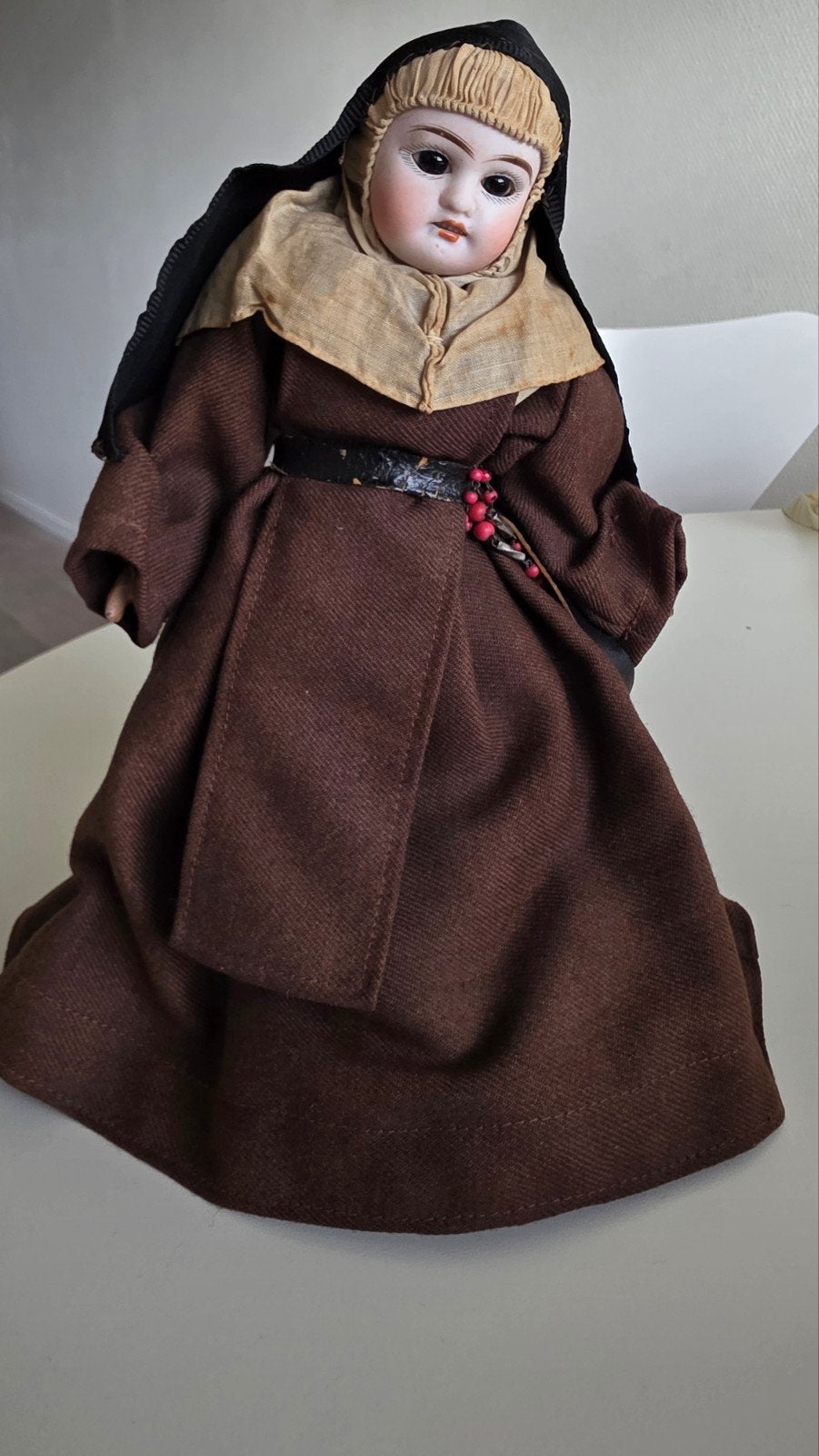 Antieke pop in nonnenkleding met porseleinen hoofd, Ophalen of Verzenden, Gebruikt, Pop