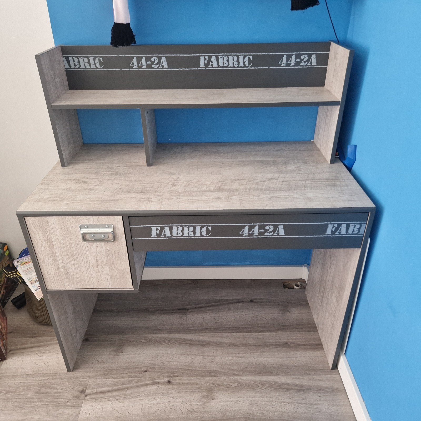 leuke jongensbureau in goede staat!, Ophalen, 110 cm, Hout, Zo goed als nieuw