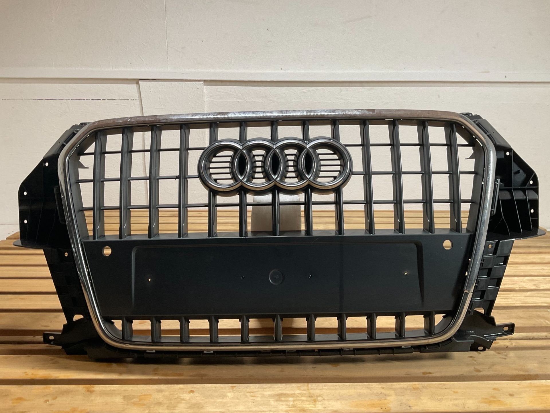 Bumper Grill Audi Q3 8U 2011 8U0853653H grill A-013, Auto-onderdelen, Gebruikt, AUDI AG, Auto-Union-Strasse 1
85045  Ingolstadt, DE