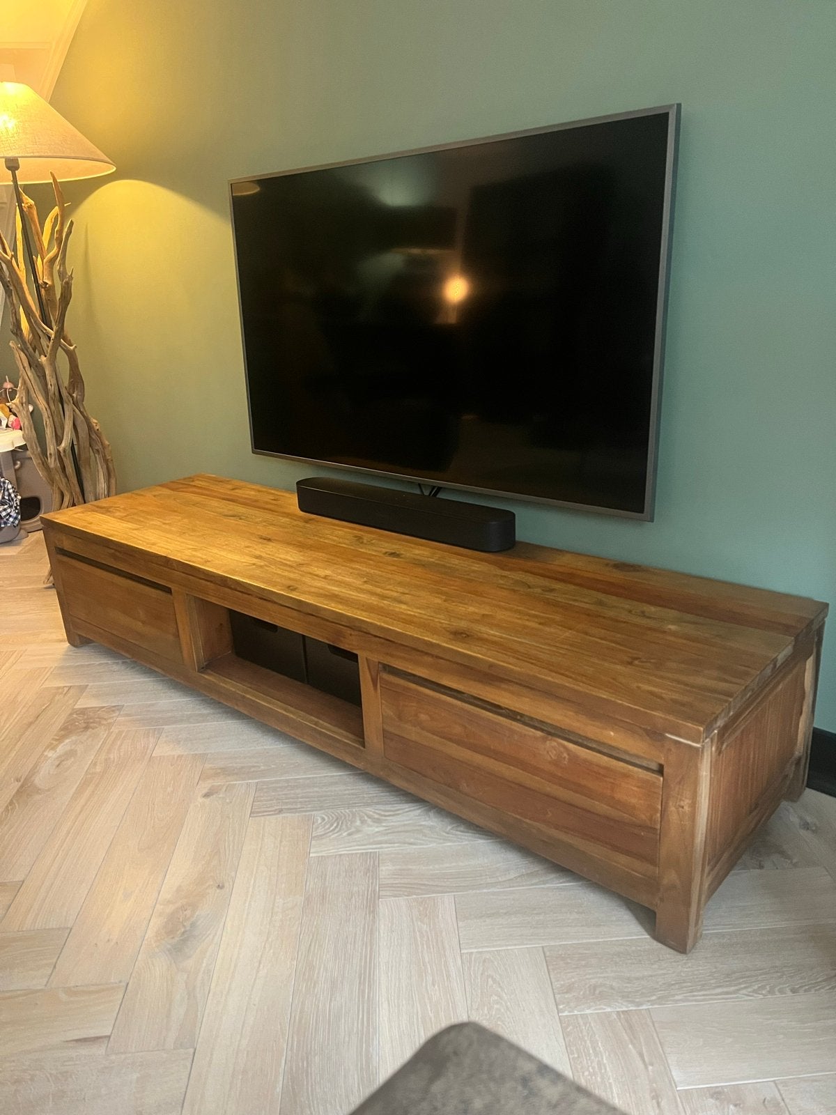 Massief houten tv-meubel met lades en open vakken, 150 tot 200 cm, Ophalen of Verzenden, Zo goed als nieuw, Minder dan 100 cm
