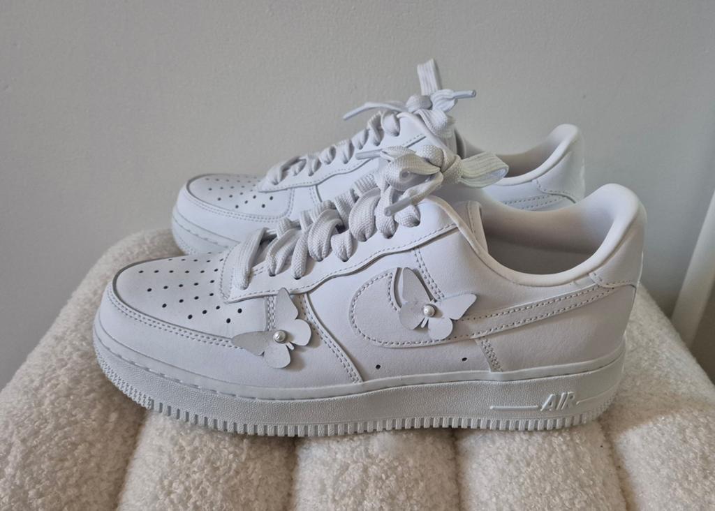 Nike Airforce 1 wit met vlinders maat 40.5, Ophalen of Verzenden, Zo goed als nieuw, Wit, Sneakers of Gympen
