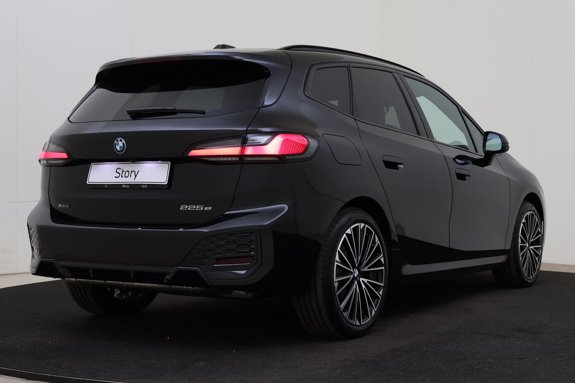 BMW 2 Serie Active Tourer 225e xDrive M Sport Automaat / Tre, Dealer onderhouden, 1800 kg, Zwart, Bedrijf