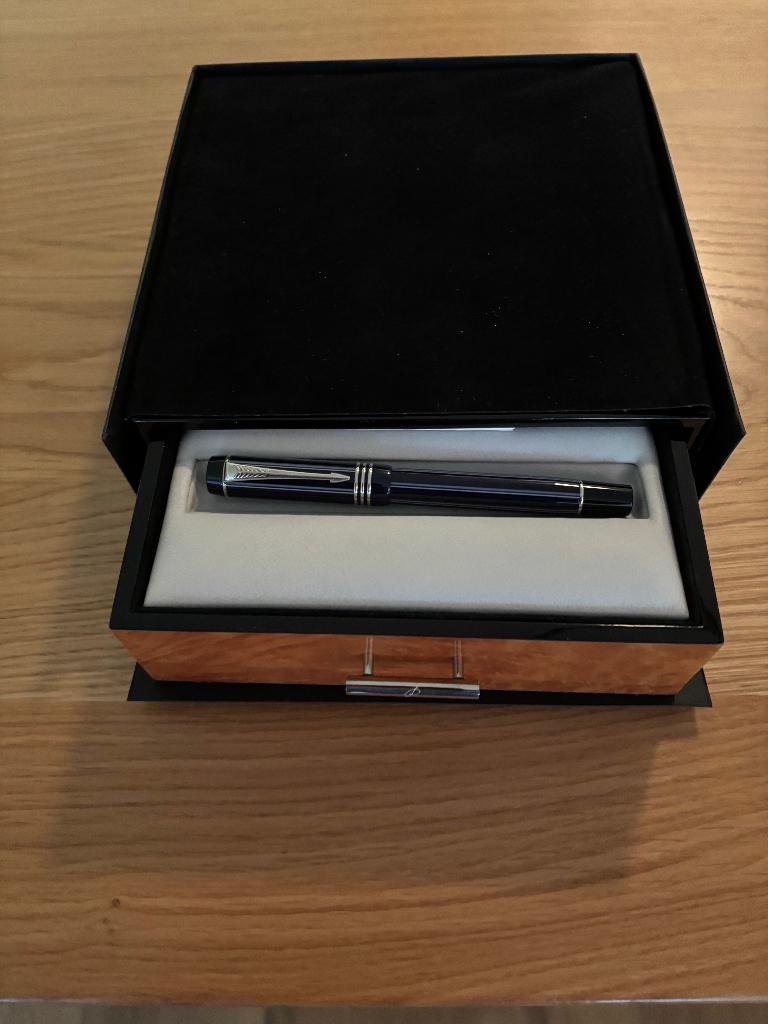 PARKER DUOFOLD INTERNATIONAL ROLLERBALL -  PINSTRIPE, Verzamelen, Overige typen, Met doosje, Zo goed als nieuw, Parker