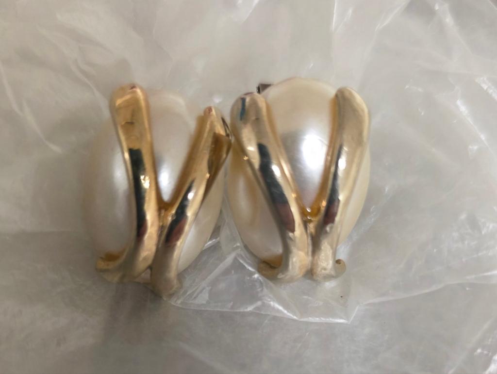 Vintage parelmoer/ goudkleur  klip oorbellen, Ophalen of Verzenden, Zo goed als nieuw, Goud, Overige materialen