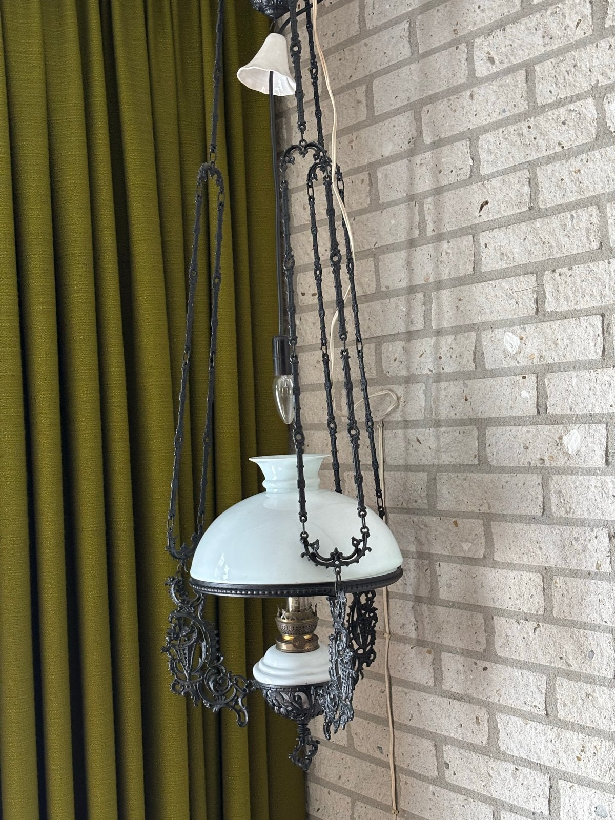 Antieke hanglamp met melkglas en sierlijke details, Ophalen