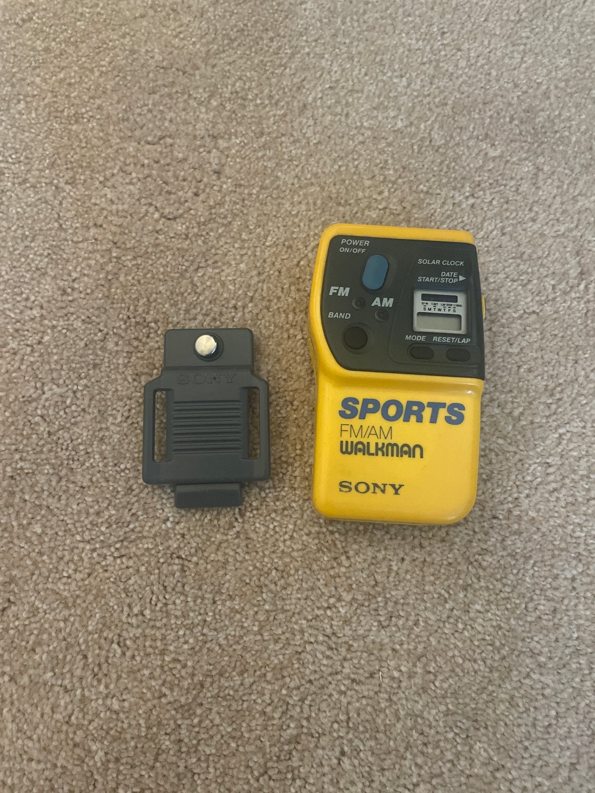 Sony Sports FM/AM Walkman - Geel (Nieuwe batterijen), Ophalen of Verzenden, Walkman