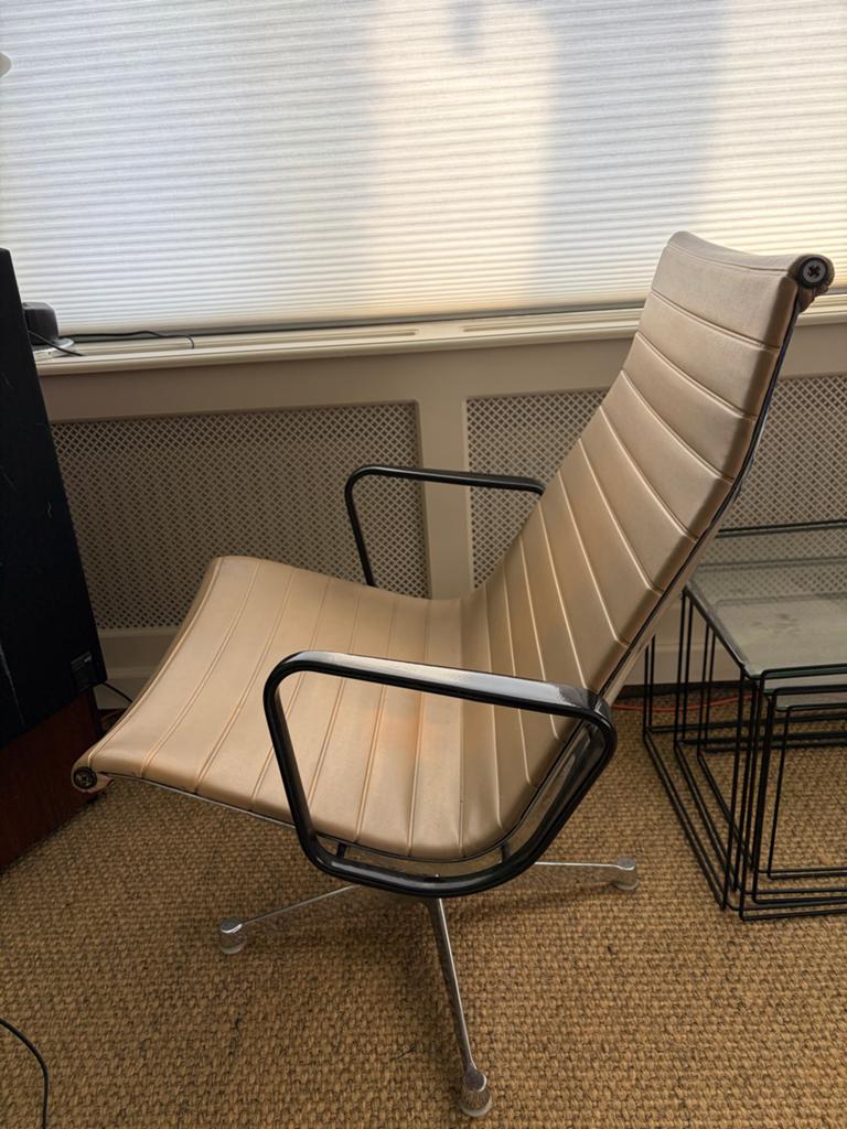 Eames EA116 Lounge Chair - Herman Miller - Beige Naugahyde, Nvt Tweedehands, Kunststof, Gebruikt, Overige kleuren